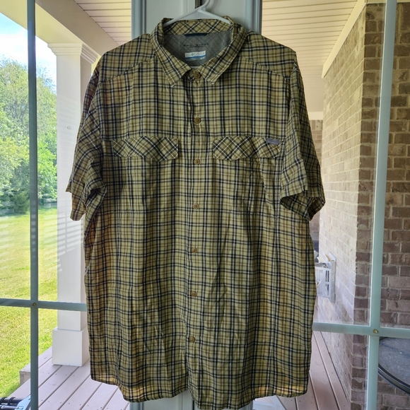 Handsome Columbia Plaid Short Sleeve Shirt XL Two Front Pockets Vented Back - Picture 7 of 8